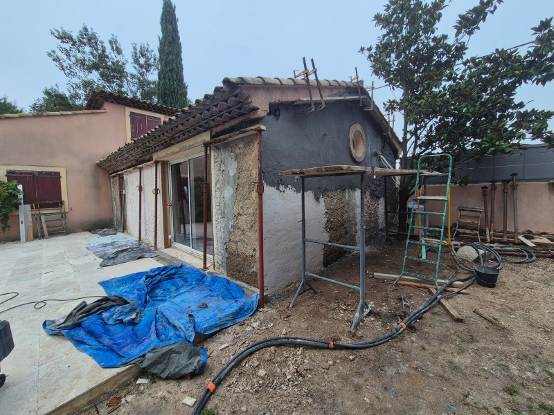 Rénovation de façades à Rousset, Bouches-du-Rhône, reprise d’enduits et isolation intérieure