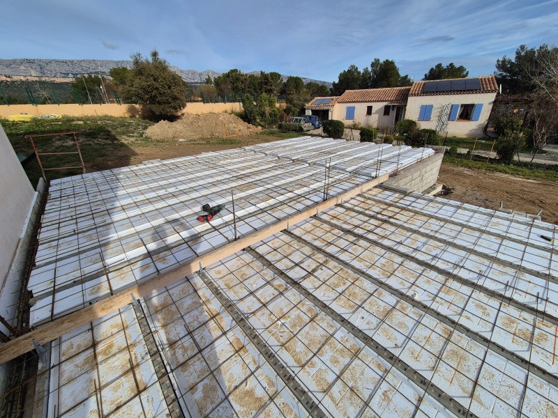 Plancher précontraint pour extension à Rousset - poutrelles, hourdis polystyrène et coulage toupie pompe