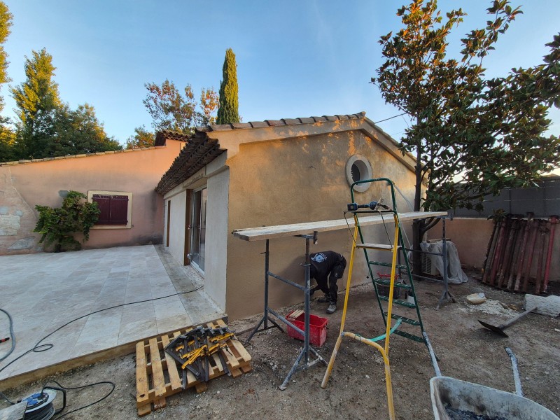 Rénovation de façades à Rousset, Bouches-du-Rhône, reprise d’enduits et isolation intérieure