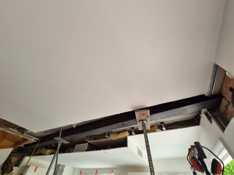 Renforcement de plancher affaissé – Rousset (13) – poutres IPN acier, reprise placoplâtre