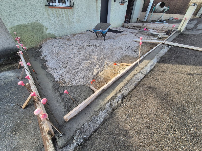 Création d'un mur de clôture – Fuveau (13) – décaissement, fondation béton, coffrage