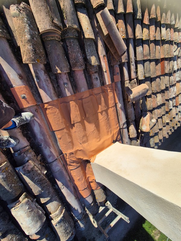 Reprise d’étanchéité autour d’un conduit de cheminée, Rousset, Bouches-du-Rhône, calandrite à chaud