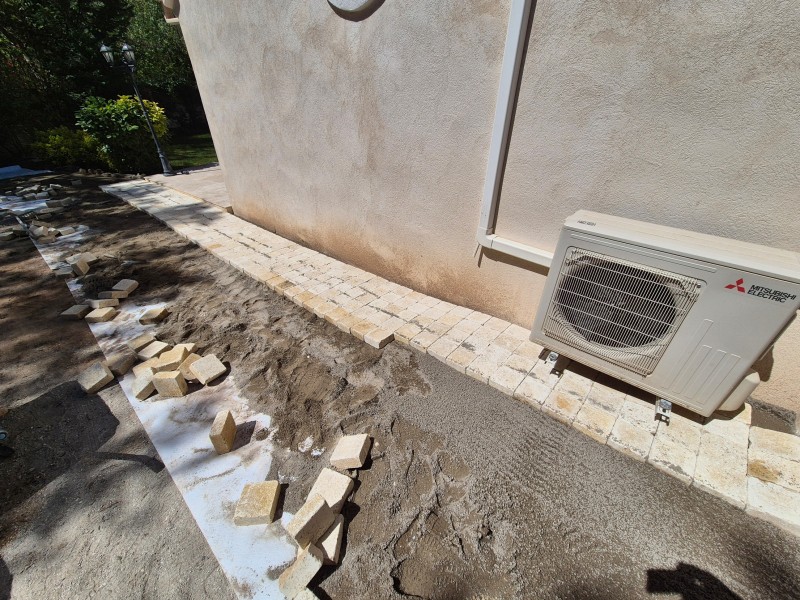 Rénovation d'une allée de maison à Rousset - terrassement mécanique et pose de pavés sur sable