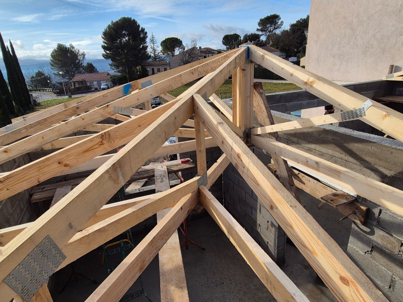 Livraison et montage d'une toiture 3 pentes en fermette sur la commune de Rousset (13) extension de maison