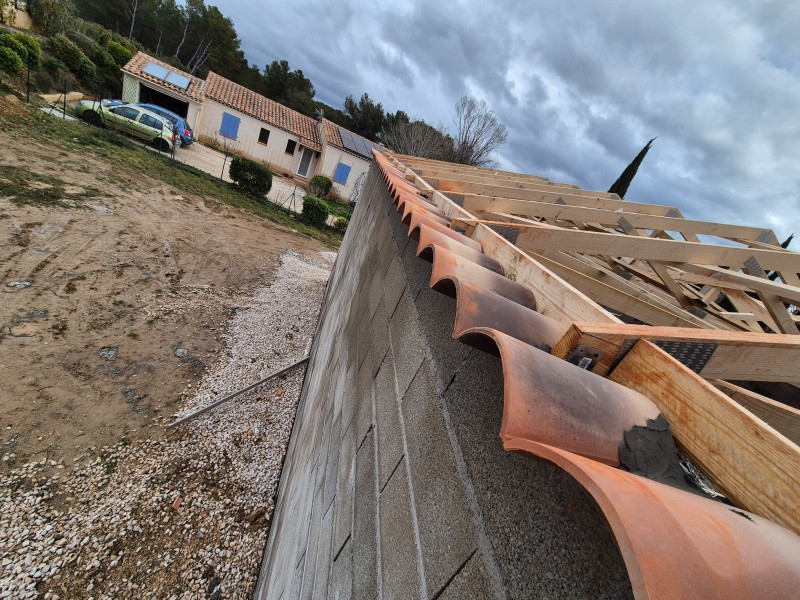 Livraison et montage d'une toiture 3 pentes en fermette sur la commune de Rousset (13) extension de maison