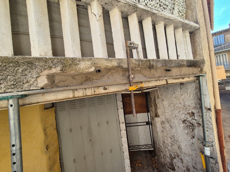 Réfection de bandeau de balcon, Rousset (13), béton armé, ciment prompt, enduit fibré