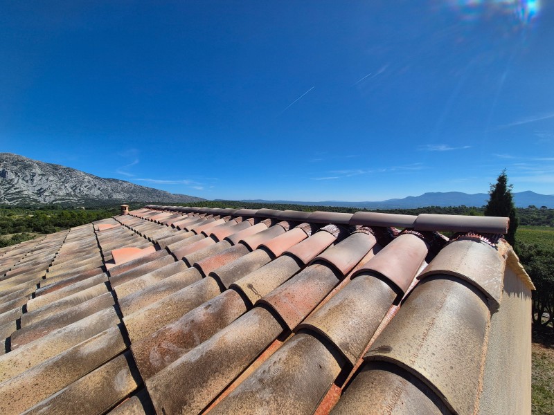 Rénovation de faîtage avec infiltration d’eau – Rousset (13) – faîtage ventilé, tuiles, étanchéité toiture