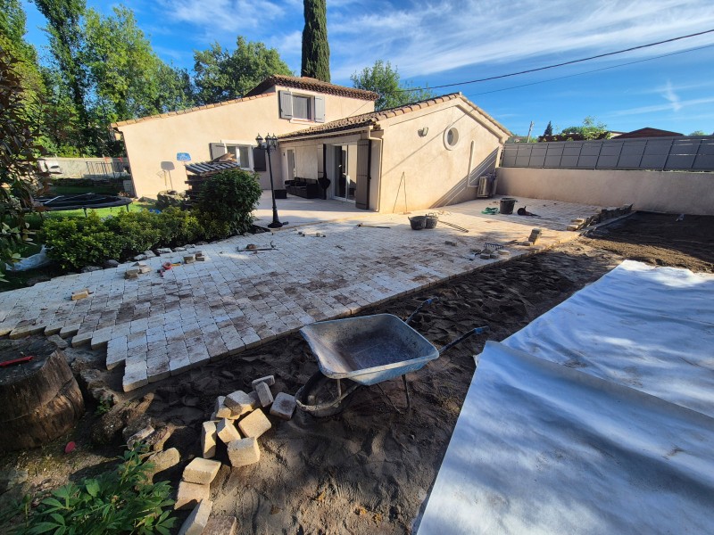 Rénovation d'une allée de maison à Rousset - terrassement mécanique et pose de pavés sur sable