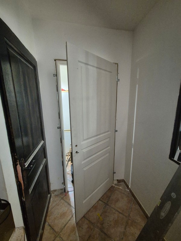 Création d’une ouverture dans une cloison en placo, Fuveau (13), découpe, pose de porte de fin de chantier