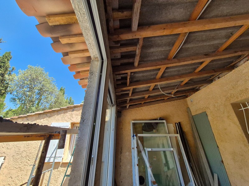 Prolongement de toiture en PST – Meyreuil (13) – chevrons, tuiles en double, gouttière