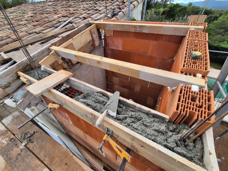 Création d'une toiture pour une cage d'ascenseur, commune de Châteauneuf-le-Rouge (13)