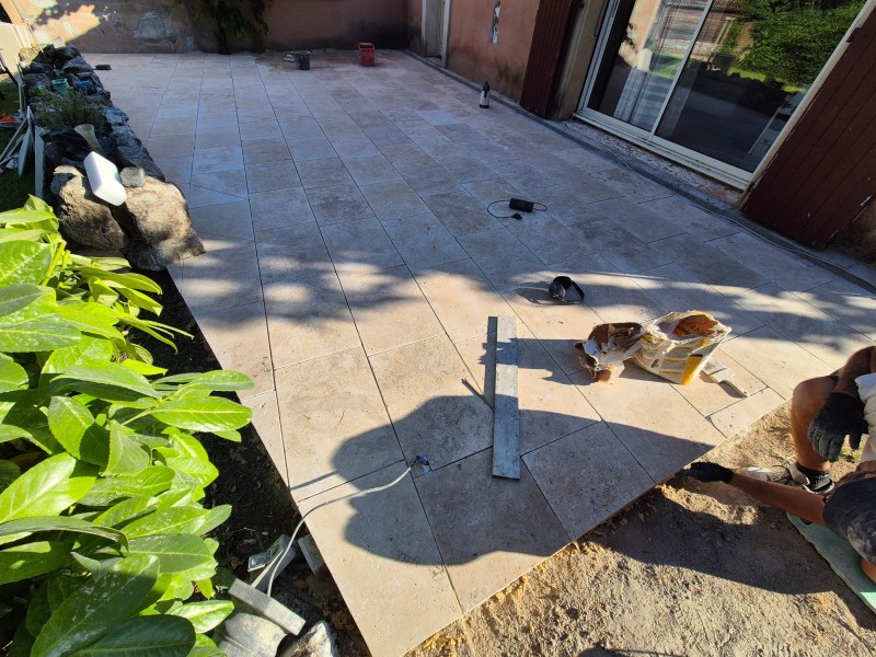 Rénovation de terrasse et tour de piscine, Rousset (13), travertin, chape, étanchéité