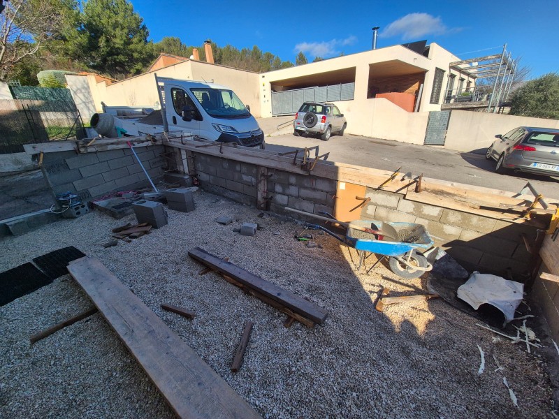 Mur de clôture en agglos, Fuveau (13), arase, enduit frotassé et pose de portillon