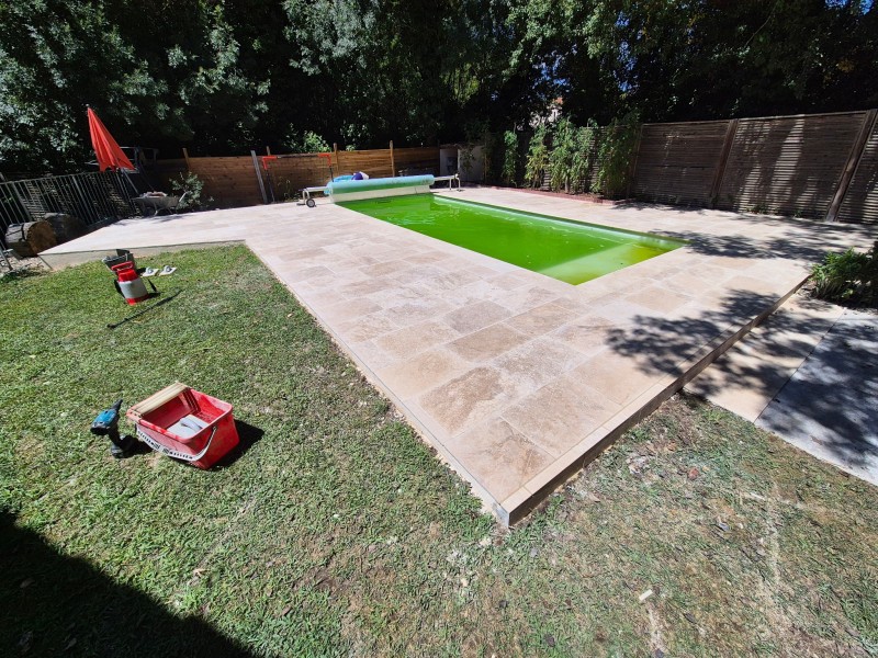 Rénovation de terrasse et tour de piscine, Rousset (13), travertin, chape, étanchéité