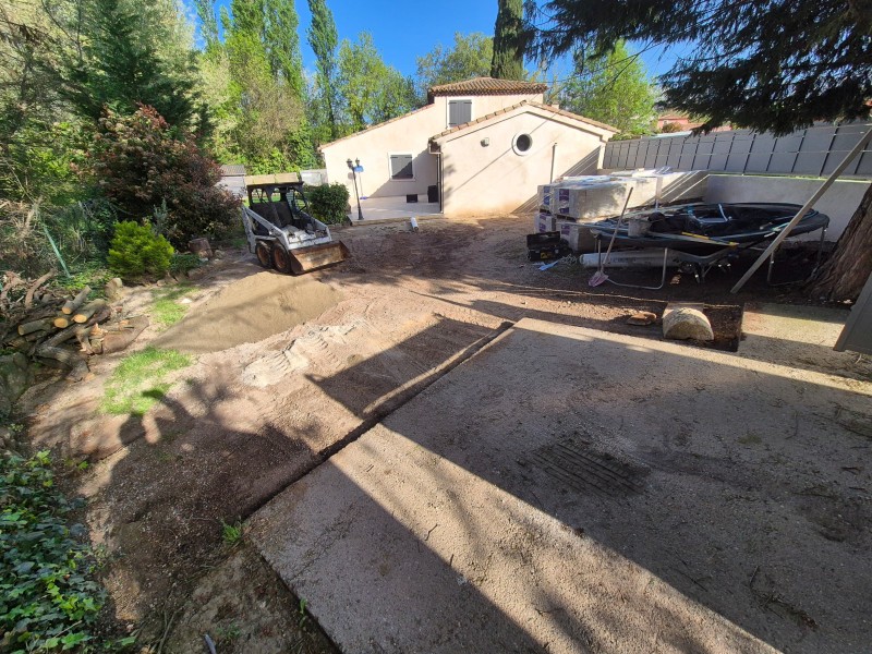 Rénovation d'une allée de maison à Rousset - terrassement mécanique et pose de pavés sur sable