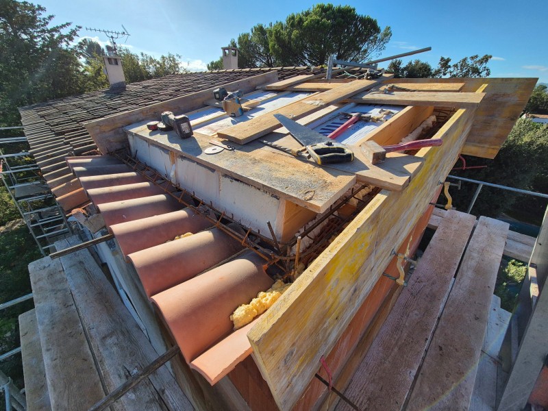 Création d'une toiture pour une cage d'ascenseur, commune de Châteauneuf-le-Rouge (13)
