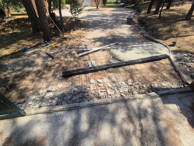 Rénovation complète d’une entrée de portail – Rousset (13) – caniveau carrossable, dalle béton armé