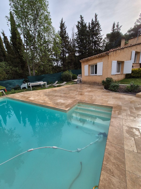 Rénovation de contour de piscine, Meyreuil (13), margelles travertin, chape, carrelage travertin 40×60