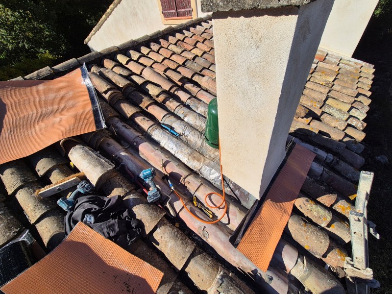 Reprise d’étanchéité autour d’un conduit de cheminée, Rousset, Bouches-du-Rhône, calandrite à chaud