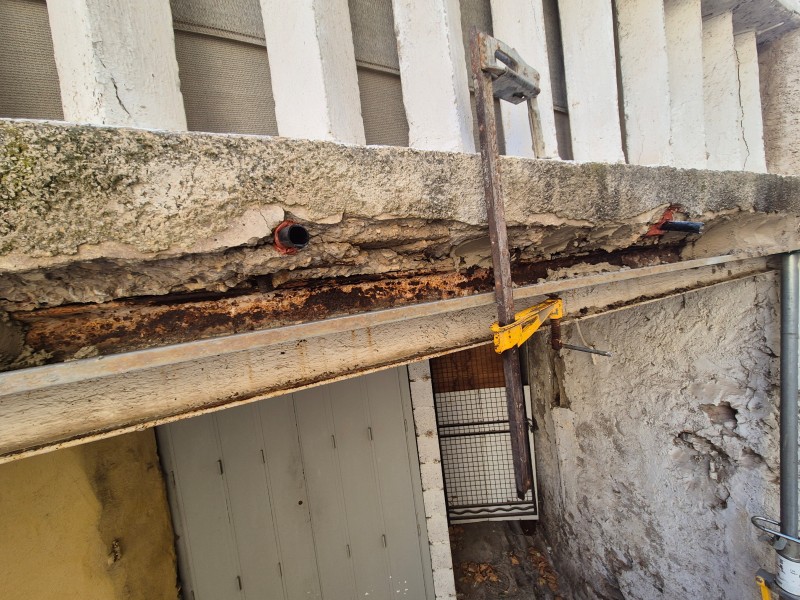 Réfection de bandeau de balcon, Rousset (13), béton armé, ciment prompt, enduit fibré