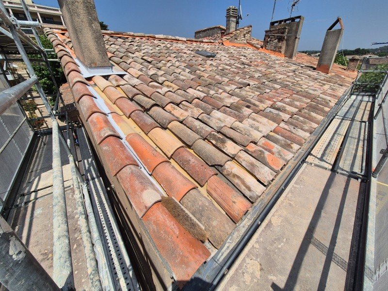 Rénovation complète de toiture à Rousset - PST, tuiles canal et calandrite