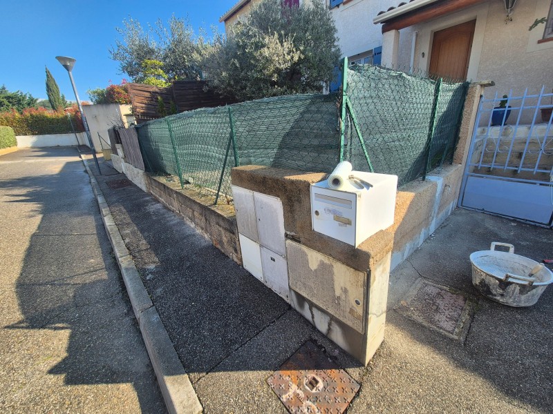 Rénovation de clôture avec reprise de fissures et enduit frotassé – Rousset (13)