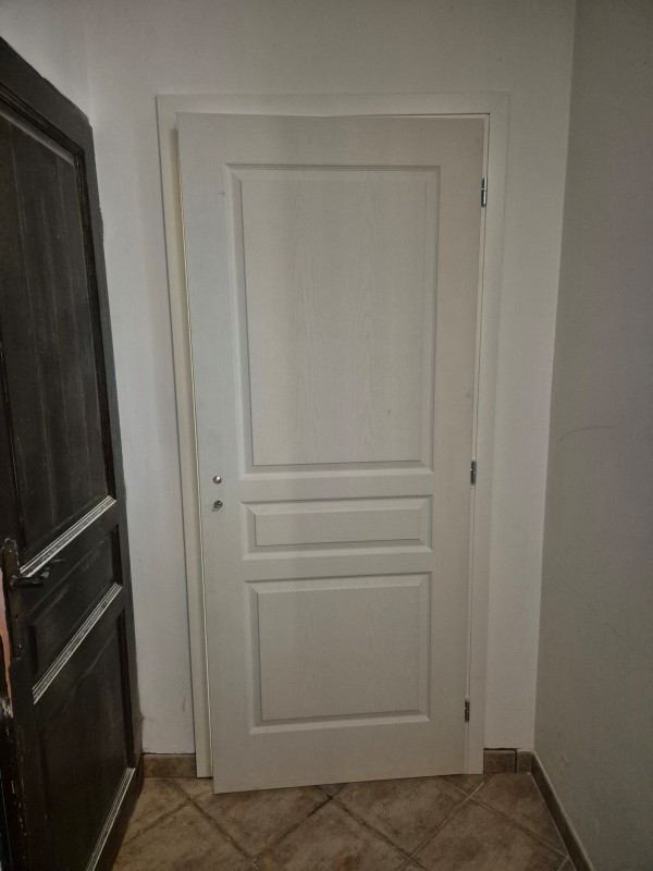 Création d’une ouverture dans une cloison en placo, Fuveau (13), découpe, pose de porte de fin de chantier