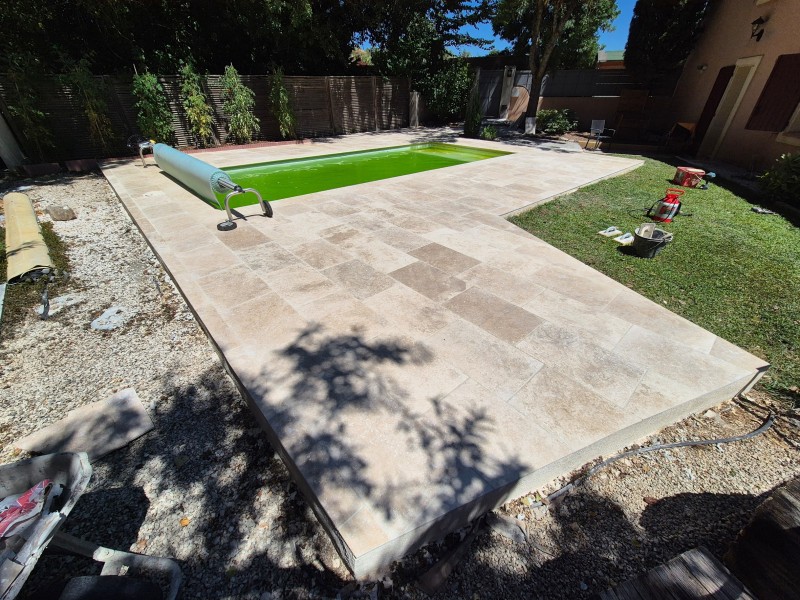 Rénovation de terrasse et tour de piscine, Rousset (13), travertin, chape, étanchéité