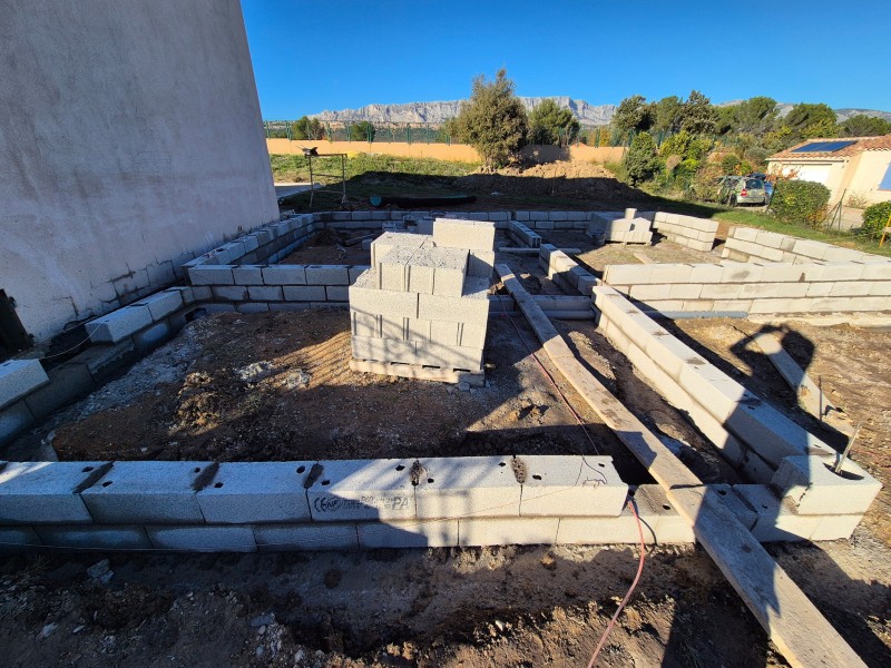 Montage d’un vide sanitaire pour extension – Rousset (13) – agglos, mortier, arase, hydrofuge