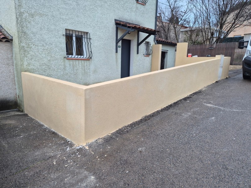 Mur de clôture en agglos, Fuveau (13), arase, enduit frotassé et pose de portillon