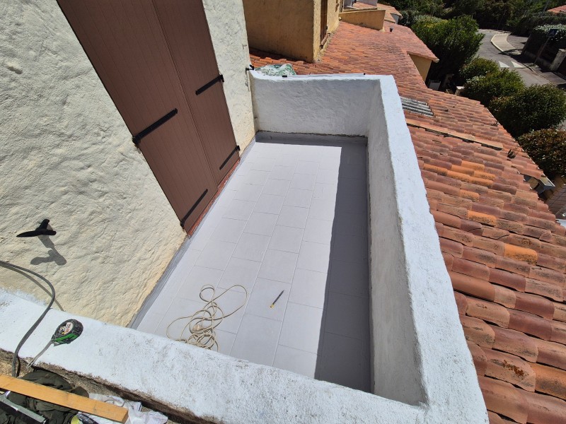 Rénovation de terrasse, Rousset (13), étanchéité renforcée bicouche, pose de travertin
