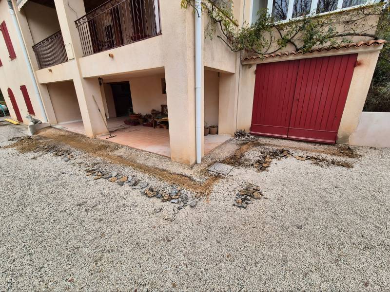 Rénovation d’entrée de garage en travertin, Le Tholonet, Bouches-du-Rhône, carrelage travertin, joints beige