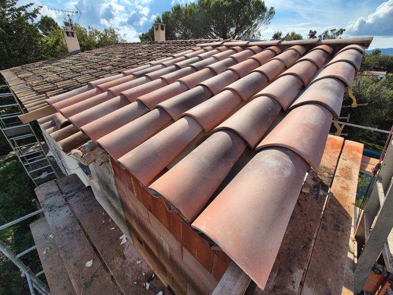 Création d'une toiture pour une cage d'ascenseur, commune de Châteauneuf-le-Rouge (13)