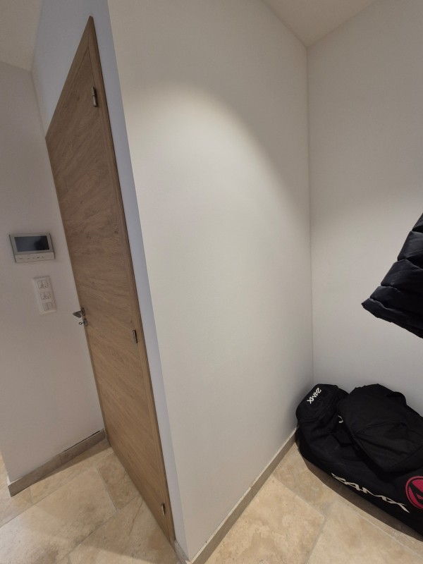Création d’un sas d’entrée en placo BA13, Rousset (13), ossature métallique, isolation, porte chêne