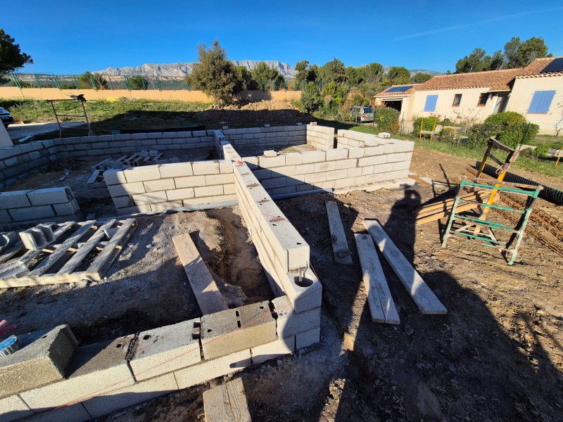 Montage d’un vide sanitaire pour extension – Rousset (13) – agglos, mortier, arase, hydrofuge