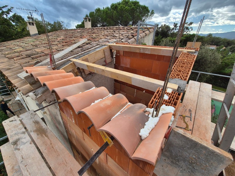 Création d'une toiture pour une cage d'ascenseur, commune de Châteauneuf-le-Rouge (13)