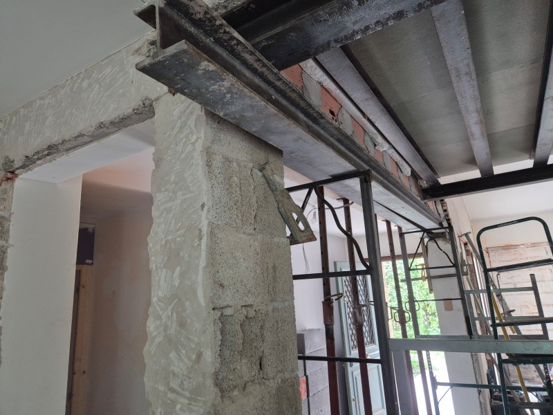 Ouverture d’un mur porteur en continuité de mezzanine – Gardanne (13) – IPN acier, démolition, structure