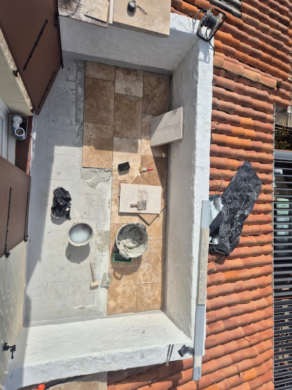 Rénovation de terrasse, Rousset (13), étanchéité renforcée bicouche, pose de travertin