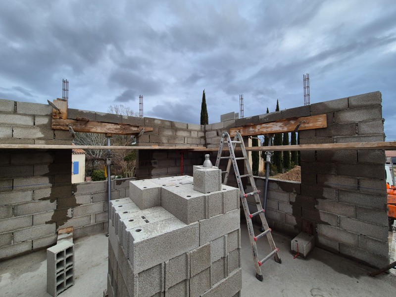 Création de poteaux et linteau en béton armé pour extension – Rousset (13) – poteaux, linteau, béton armé