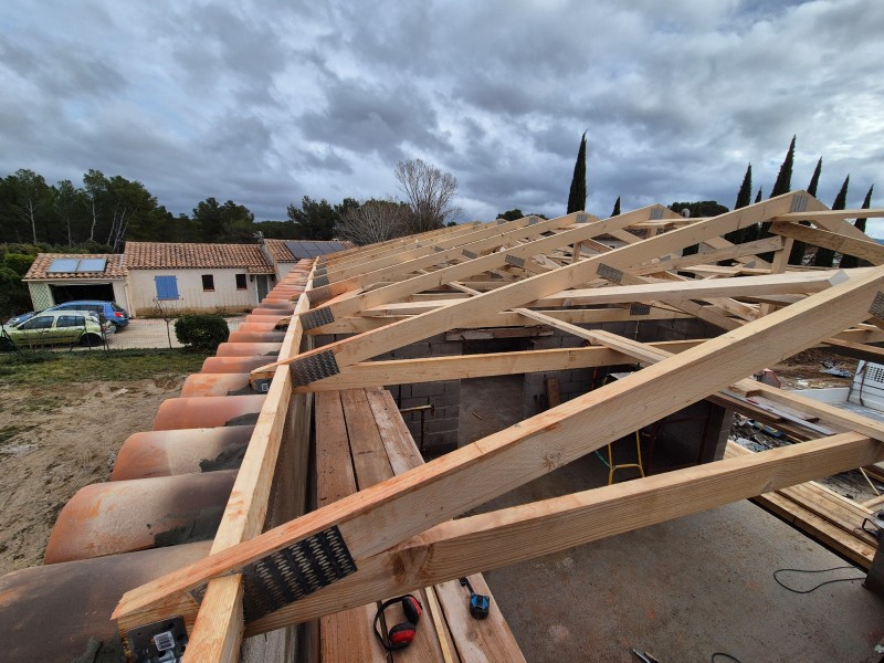 Livraison et montage d'une toiture 3 pentes en fermette sur la commune de Rousset (13) extension de maison