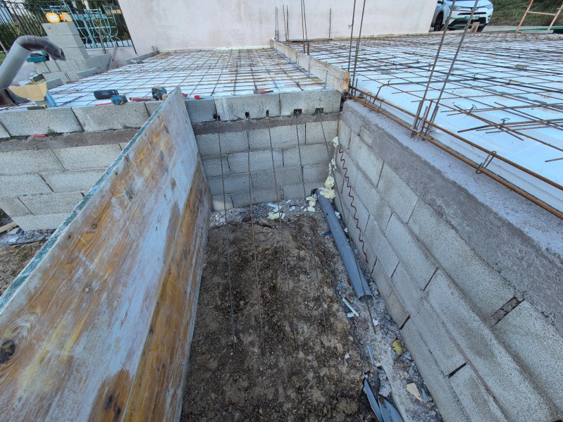 Plancher précontraint pour extension à Rousset - poutrelles, hourdis polystyrène et coulage toupie pompe