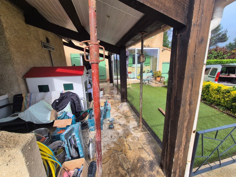 Remplacement de poteaux de toiture de terrasse – Rousset, Bouches-du-Rhône – poteaux béton armé, coffrage, ferraillage