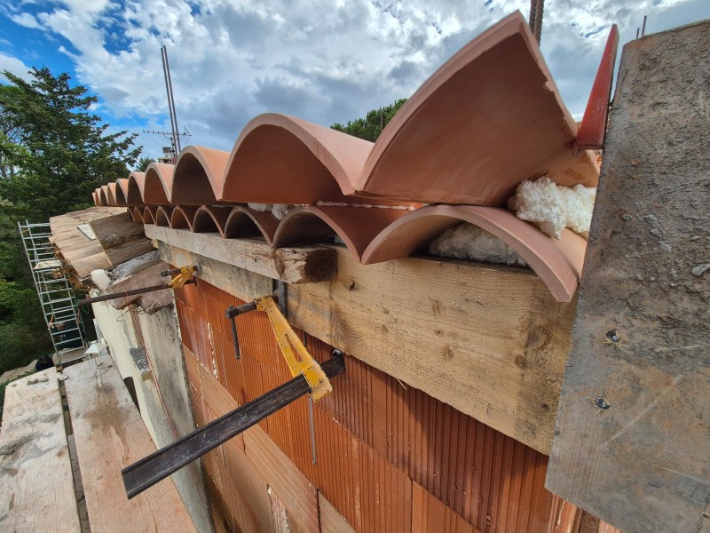 Création d'une toiture pour une cage d'ascenseur, commune de Châteauneuf-le-Rouge (13)
