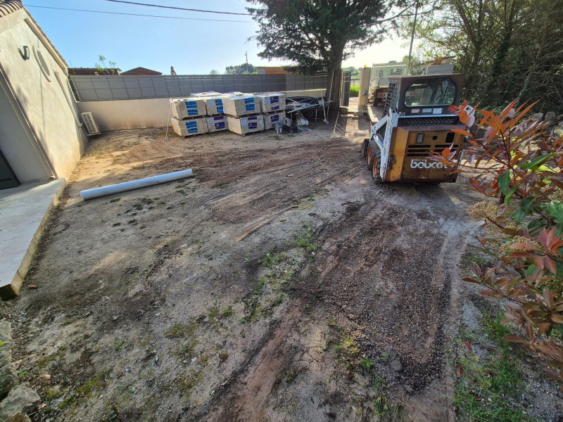 Rénovation d'une allée de maison à Rousset - terrassement mécanique et pose de pavés sur sable