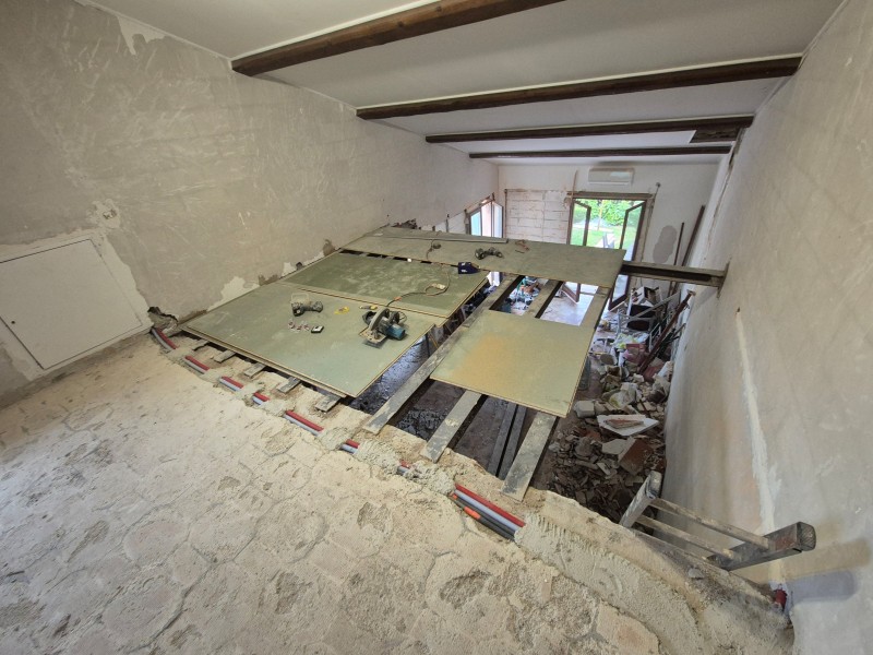 Création d’une mezzanine sur structure IPN – Gardanne (13) – IPN acier, plancher aggloméré