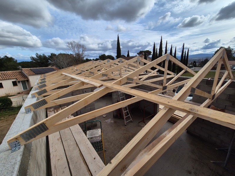 Livraison et montage d'une toiture 3 pentes en fermette sur la commune de Rousset (13) extension de maison