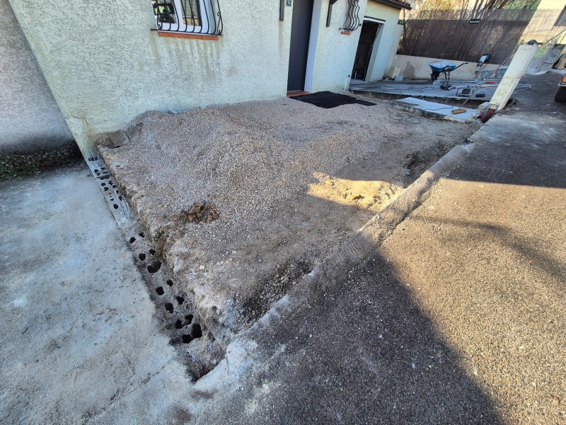 Création d'un mur de clôture – Fuveau (13) – décaissement, fondation béton, coffrage