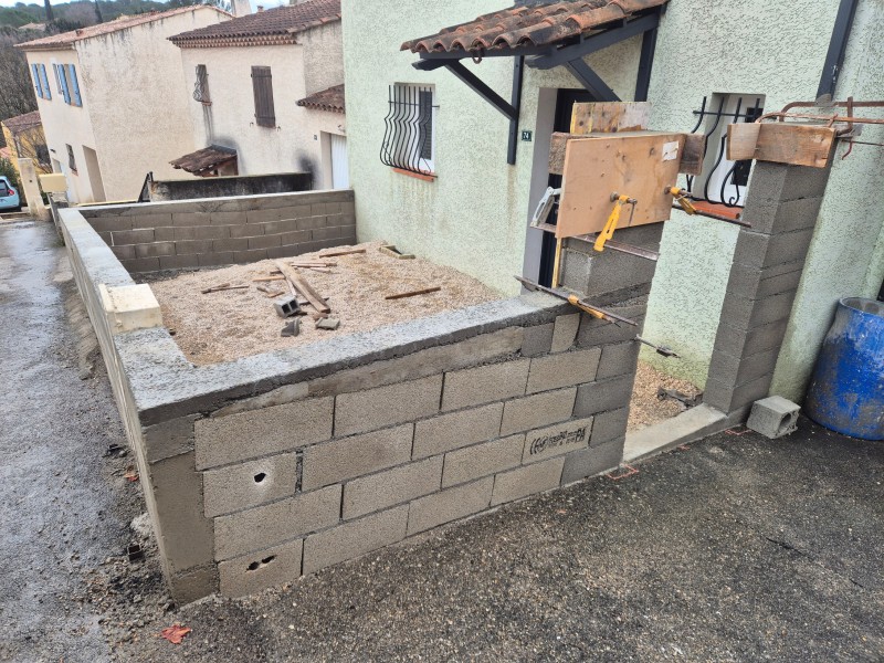 Mur de clôture en agglos, Fuveau (13), arase, enduit frotassé et pose de portillon