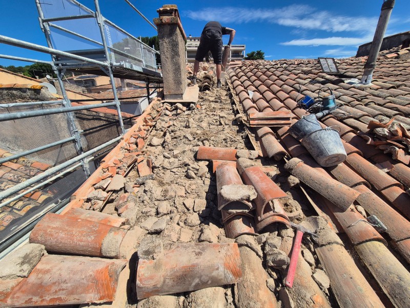Rénovation complète de toiture à Rousset - PST, tuiles canal et calandrite