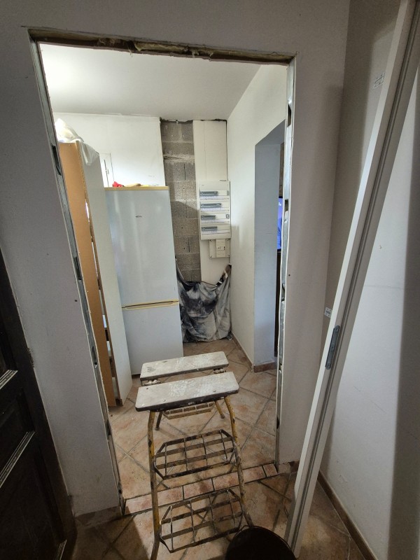 Création d’une ouverture dans une cloison en placo, Fuveau (13), découpe, pose de porte de fin de chantier